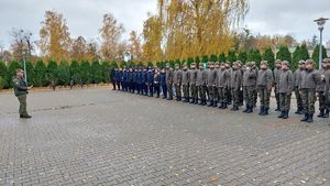 Uczniowie klas mundurowych na placu ćwiczą elementy musztry