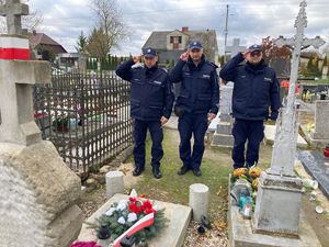 Policjanci oddają hołd przy pomniku poległego policjanta