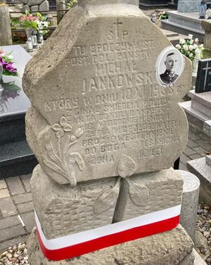 Pamiątkowa tablica na nagrobku poległego policjanta