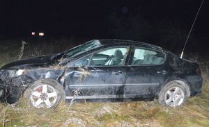 Rozbity samochód stojący na trawie.