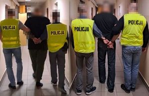 Kolaż zdjęć policjantów z zatrzymanymi mężczyznami