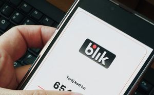 Smartfon z aplikacją blik