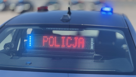 Nieoznakowany radiowóz z wyświetlonym na tylnej szybie napisem Policja