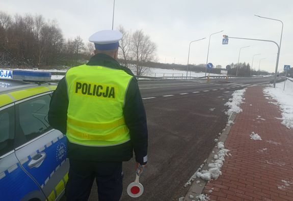 Policjant ruchu drogowego obserwuje przejście dla pieszych