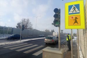 Policjant ruchu drogowego obserwuje przejście dla pieszych
