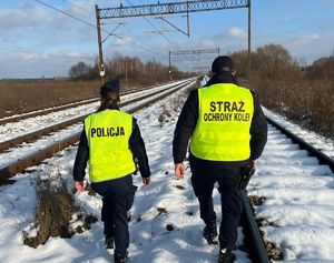 Policjantka i funkcjonariusz Straży Ochrony Kolei patrolują torowisko