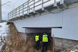 Funkcjonariusze sprawdzają teren przy wiadukcie kolejowym