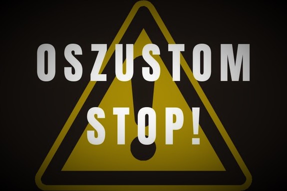 Plakat z napisem Oszustom Stop! na tle żółtego trójkąta ostrzegawczego z wykrzyknikiem.