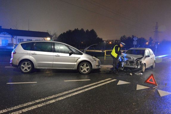 zdjęcie przedstawiające zderzenie dwóch samochodów osobowych