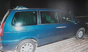 Zabezpieczony przez policjantów samochód.