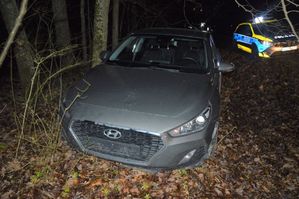 samochód marki Hyundai oraz znajdujący się w  tle radiowóz policyjny