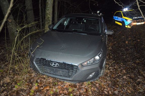 samochód marki Hyundai oraz znajdujący się w  tle radiowóz policyjny