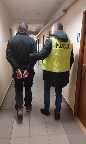 policjant prowadzący zatrzymanego