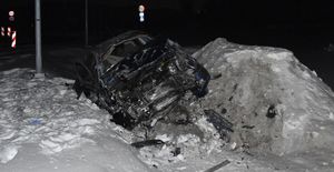 Zdjęcie przedstawiające samochód osobowy marki Ford pozostawiony w zaspie śniegu.