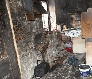Zdjęcie przedstawiające wnętrze pomieszczenia, które uległo spaleniu