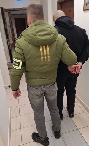 Policjant prowadzący osobę zatrzymaną