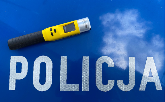 Alkomat i napis Policja