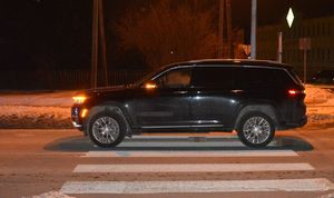 Samochód stojący na przejściu dla pieszych.