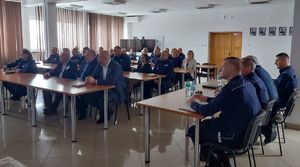 Zastępca Komendanta Wojewódzkiego Policji w Lublinie, Komendant Miejski Policji w Chełmie wraz z zastępcami oraz kadra kierownicza i pracownicy chełmskiej komendy, a także Przedstawiciele władz samorządowych oraz prokuratury, uczestniczą w odprawie w sali konferencyjnej komendy.