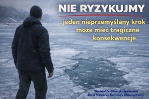 Mężczyzna idący po zamarzniętym zbiorniku wodnym