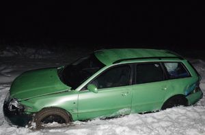 Samochód w zaspie śnieżnej