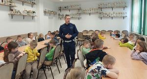 Dzieci w sali i policjant