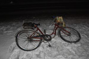 Rower leżący na śniegu