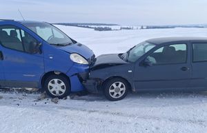 Bus i samochód osobowy zderzone czołowo