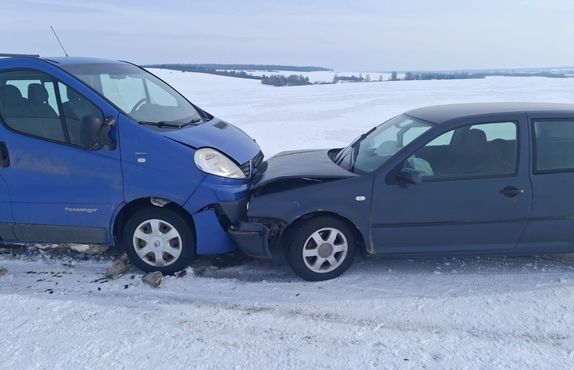 Bus i samochód osobowy zderzone czołowo