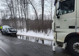 Uszkodzony z tyłu samochód osobowy, a za nim ciężarowy