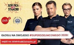 Plakat kampanii Dzielnica Bez Strach. Policjant i dwie policjantki na plakacie.