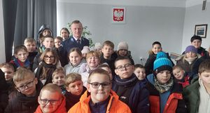 I Zastępca Komendanta Miejskiego Policji w Chełmie pozuje z dziećmi