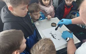 Technik kryminalistyki prezentuje zabezpieczenie odcisków dłoni