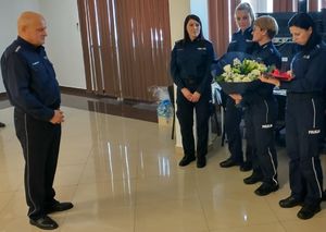 Aspirant sztabowy Kazimier Szewczuk przyjmuje życzenia od policjantów