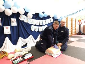 Policjanci na fantomie pokazują jak udzielać pierwszej pomocy