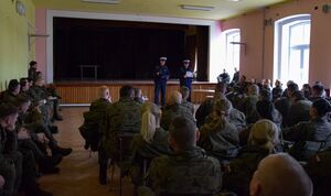 Policjanci w sali prowadzą szkolenie dla żołnierzy