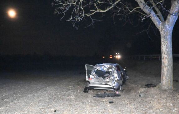 Rozbity samochód stojący poza drogą w pobliżu drzewa