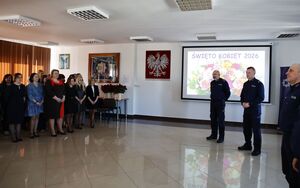 Pan Komendant składa podziękowania i kobietom zgromadzonym w sali konferencyjnej komendy