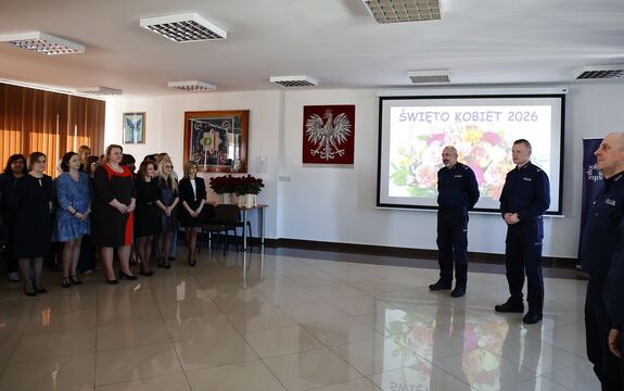 Pan Komendant składa podziękowania i kobietom zgromadzonym w sali konferencyjnej komendy