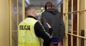 Policjant prowadzi zatrzymanego