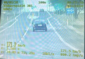 zdjęcie z wideorejestratora przedstawiające poruszający się pojazd z nadmierną prędkością