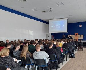 Zdjęcie przedstawiające funkcjonariuszy Policji prowadzących spotkanie z młodzieżą