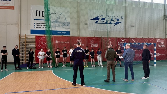 Uczniowie zdają test sprawności fizycznej