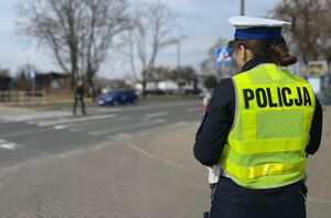 Policjantka przy przejściu dla pieszych.