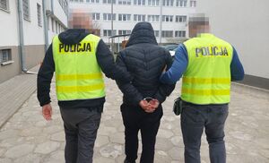 Policjanci prowadza zatrzymanego meżczyznę