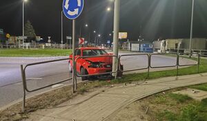 Zdjęcie przedstawiające rozbity samochód koloru czerwonego marki Audi