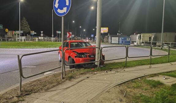 Zdjęcie przedstawiające rozbity samochód koloru czerwonego marki Audi
