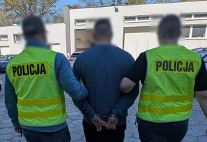 policjanci prowadzący osobę zatrzymaną