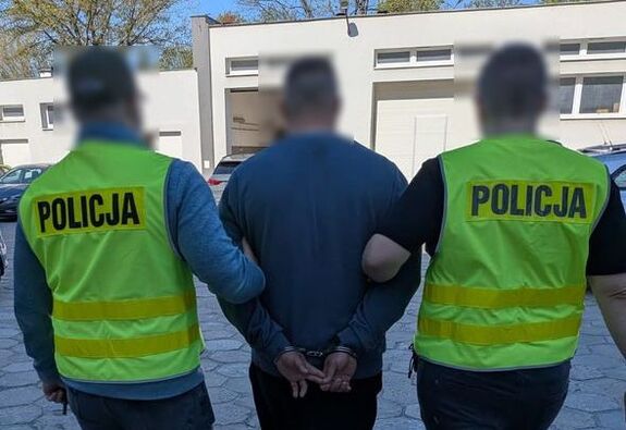 policjanci prowadzący osobę zatrzymaną