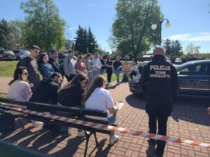 Zdjęcie technika kryminalistyki ze studentami podczas zajęć profilaktycznych